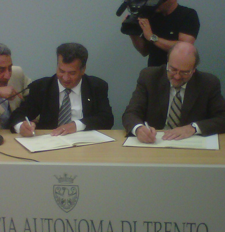 La firma del protocollo fra il presidente Dellai e il ministro Daiq